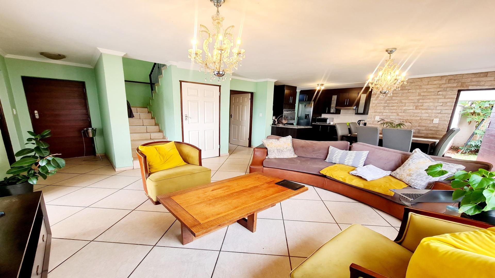 Lounges - 19 square meters of property in Raslouw