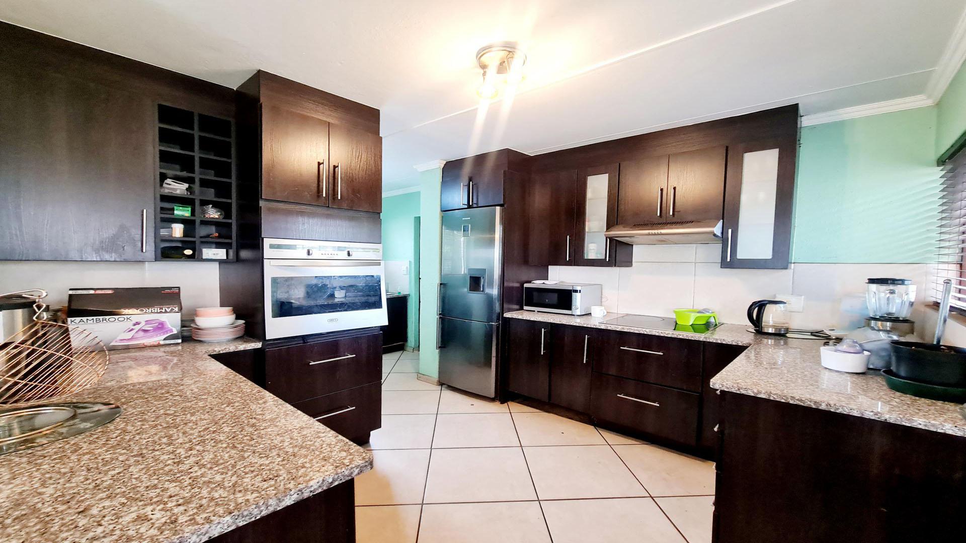 Kitchen - 10 square meters of property in Raslouw