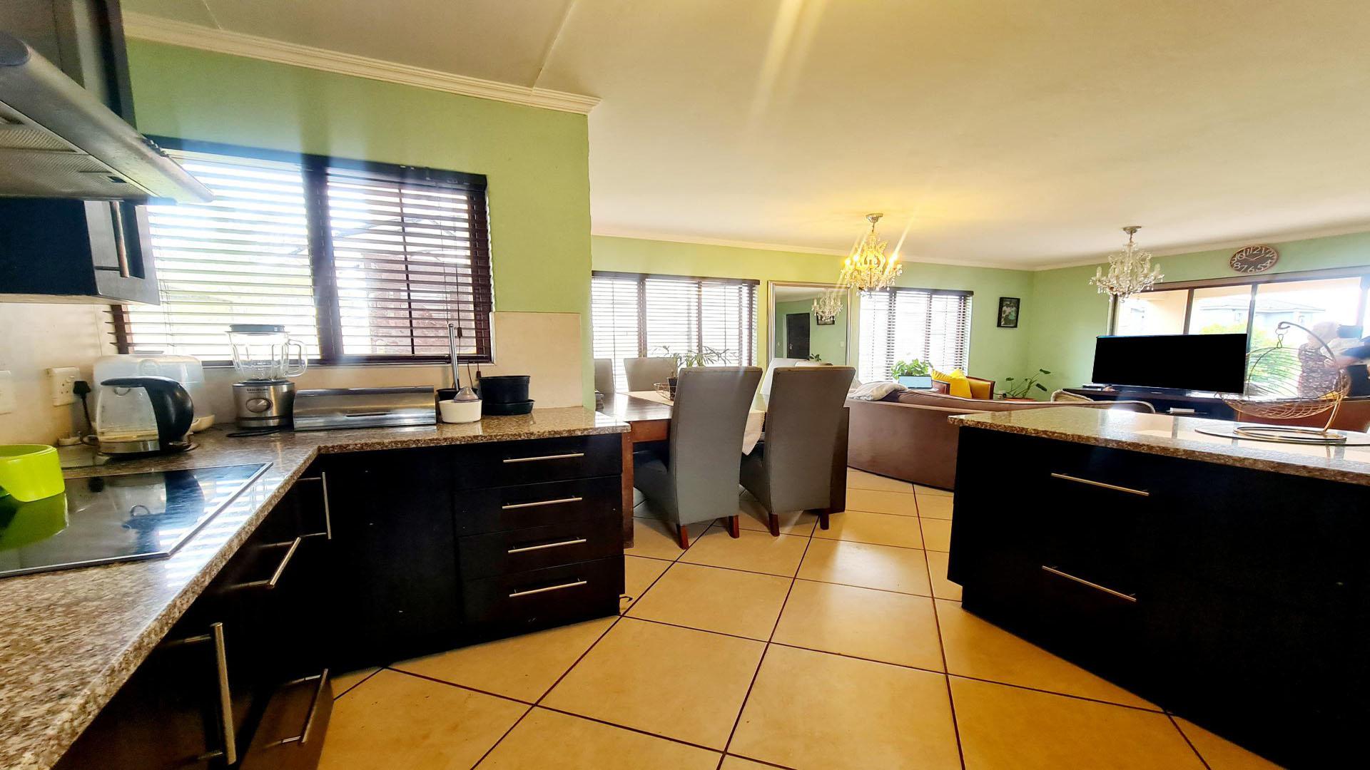 Kitchen - 10 square meters of property in Raslouw