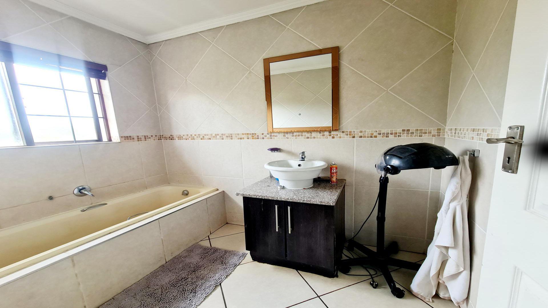 Bathroom 1 - 3 square meters of property in Raslouw