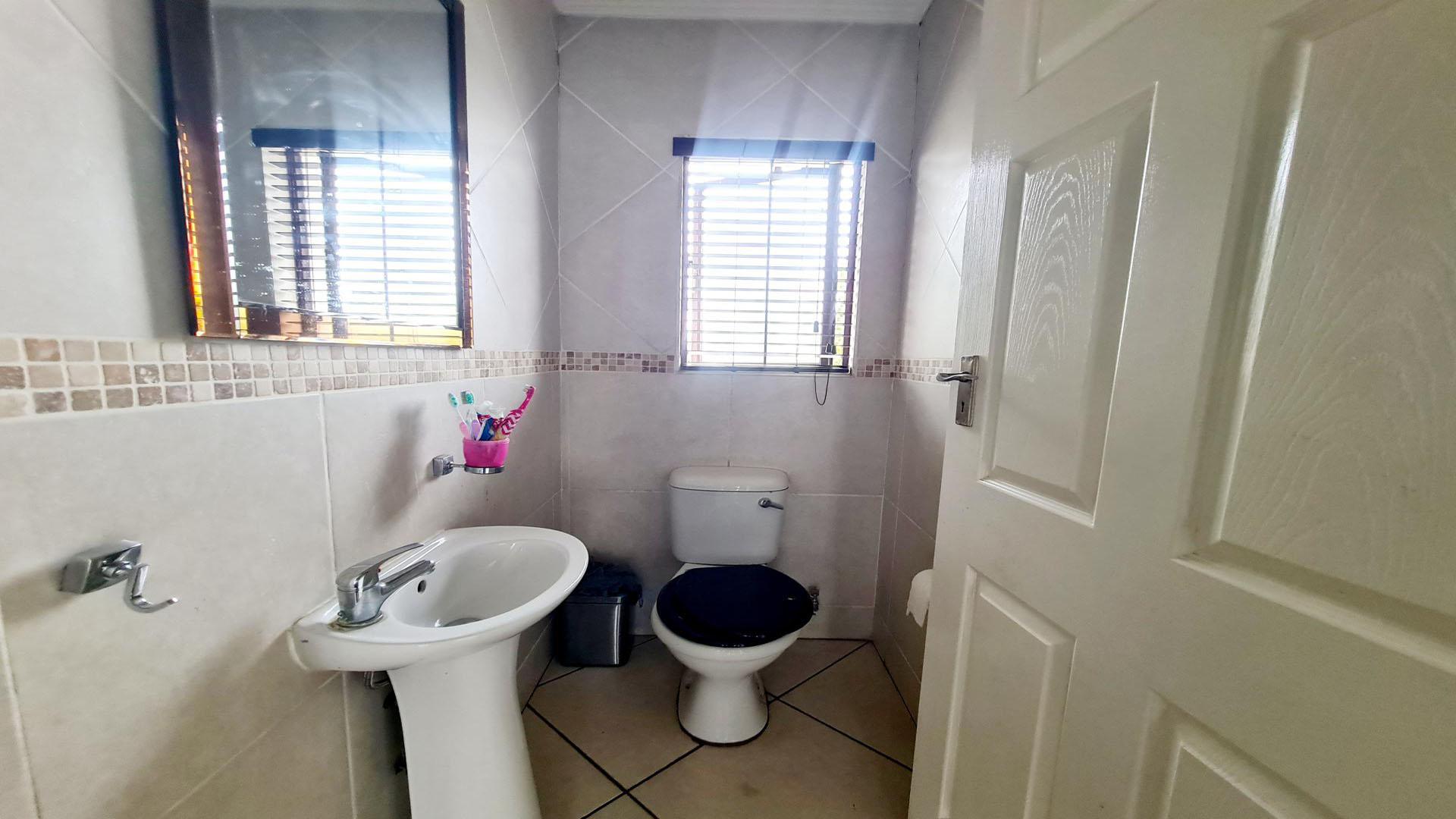 Guest Toilet of property in Raslouw