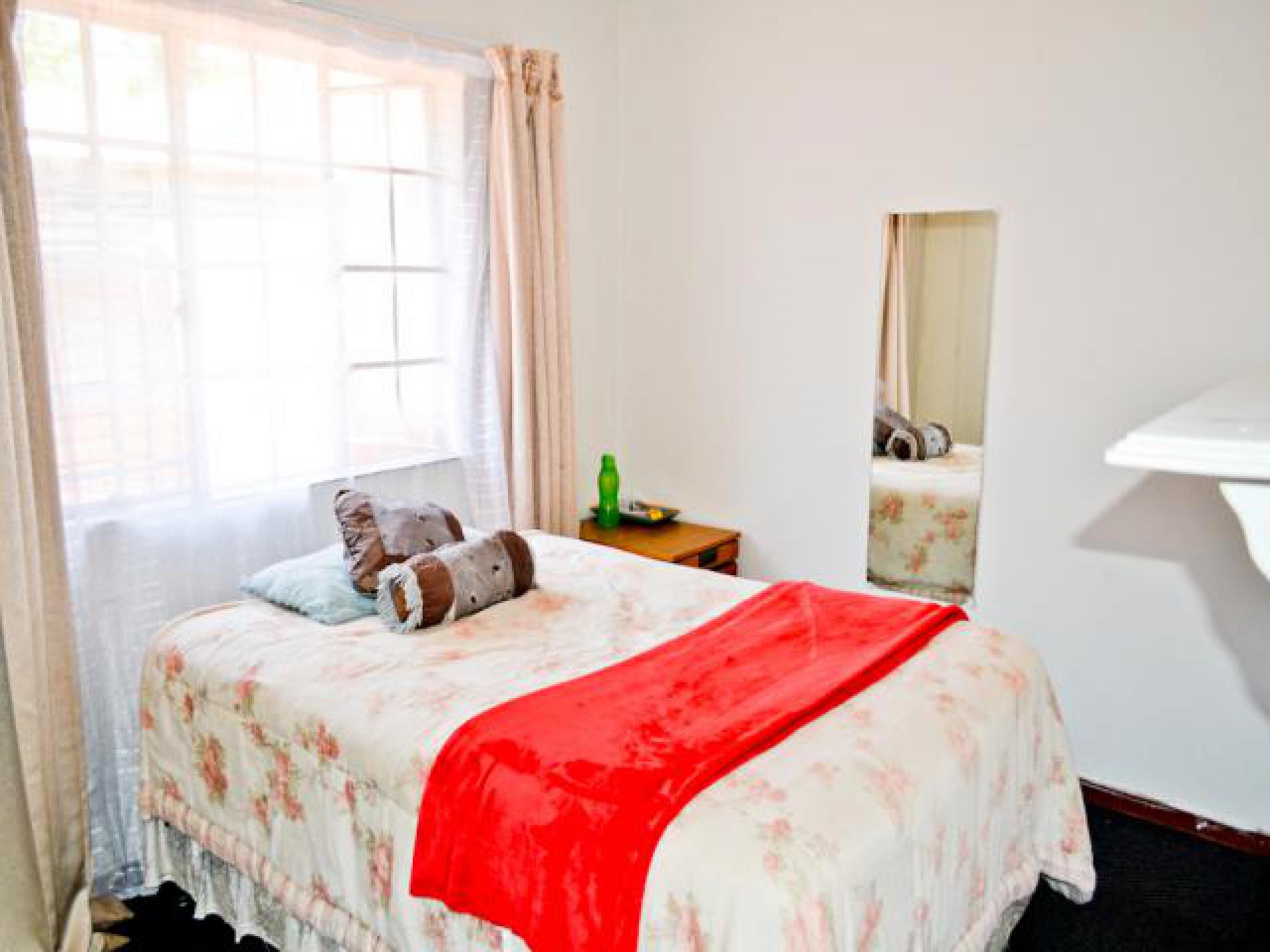 Bed Room 1 - 12 square meters of property in Doornpoort