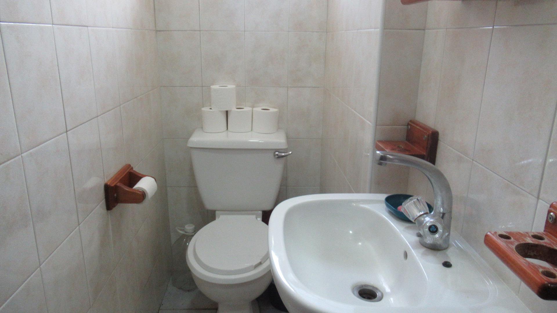 Bathroom 1 - 5 square meters of property in Windsor East
