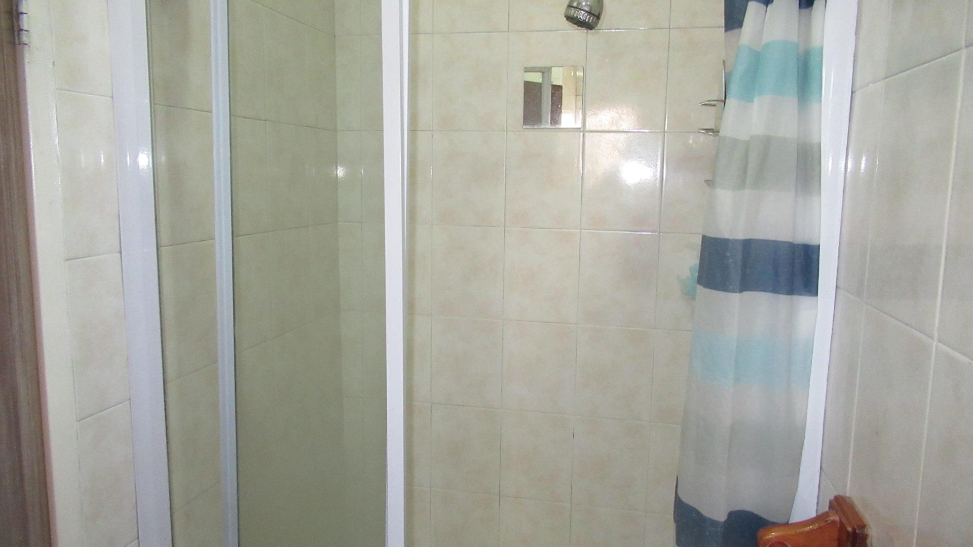 Bathroom 1 - 5 square meters of property in Windsor East