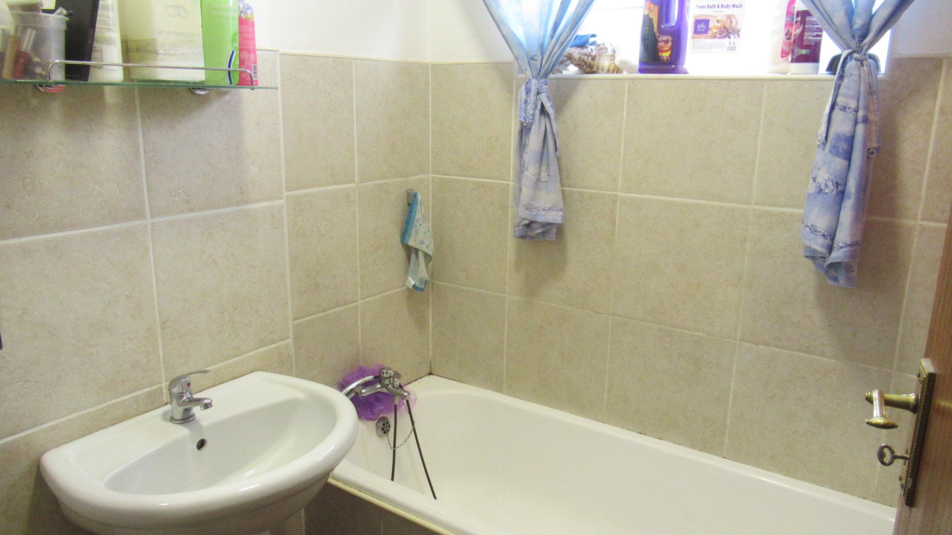 Bathroom 2 - 3 square meters of property in Windsor East