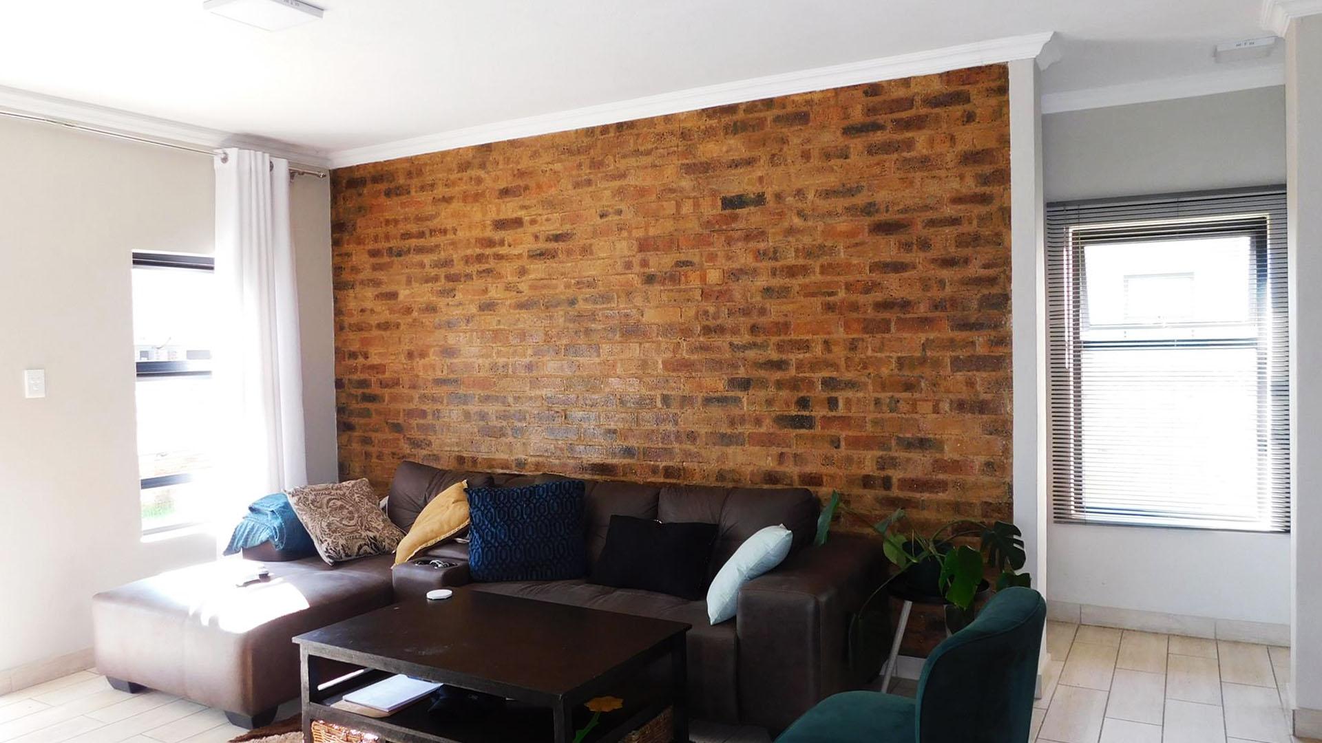 Lounges - 22 square meters of property in Derdepoortpark