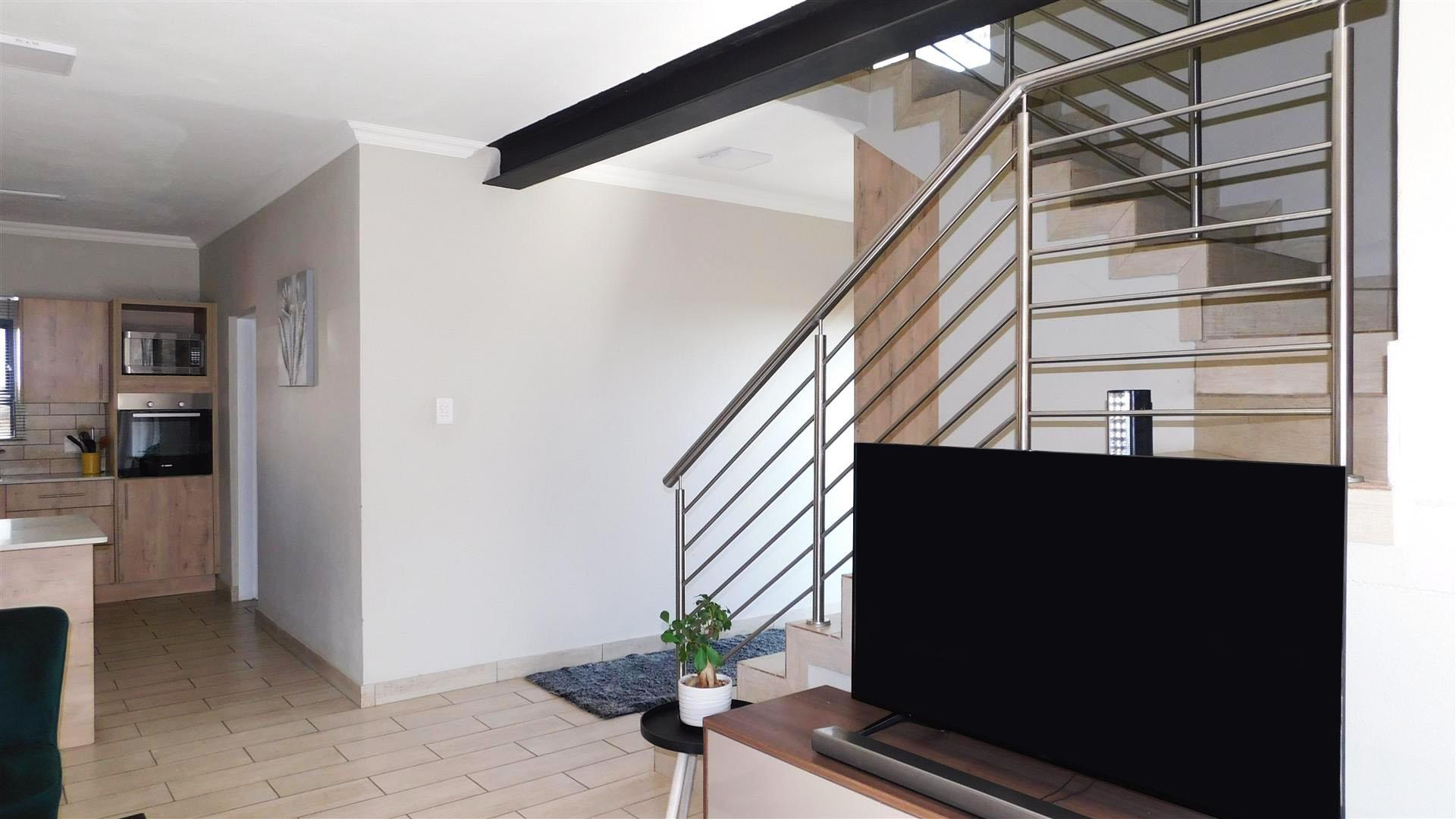 Lounges - 22 square meters of property in Derdepoortpark