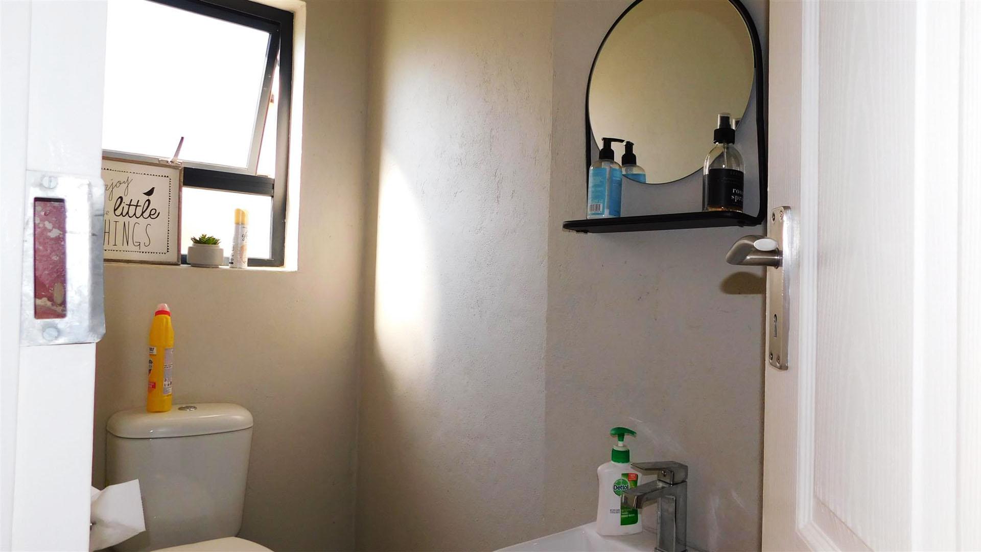 Guest Toilet - 3 square meters of property in Derdepoortpark