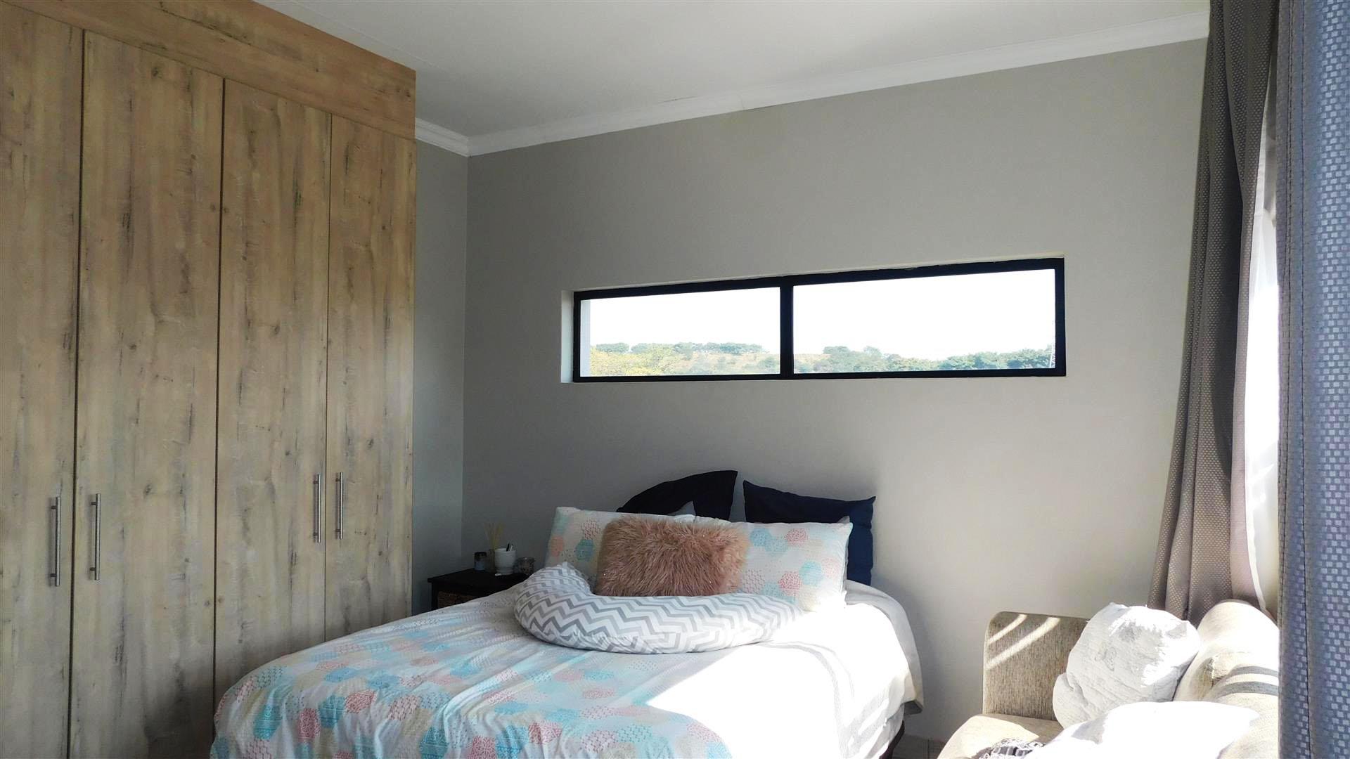 Main Bedroom - 19 square meters of property in Derdepoortpark