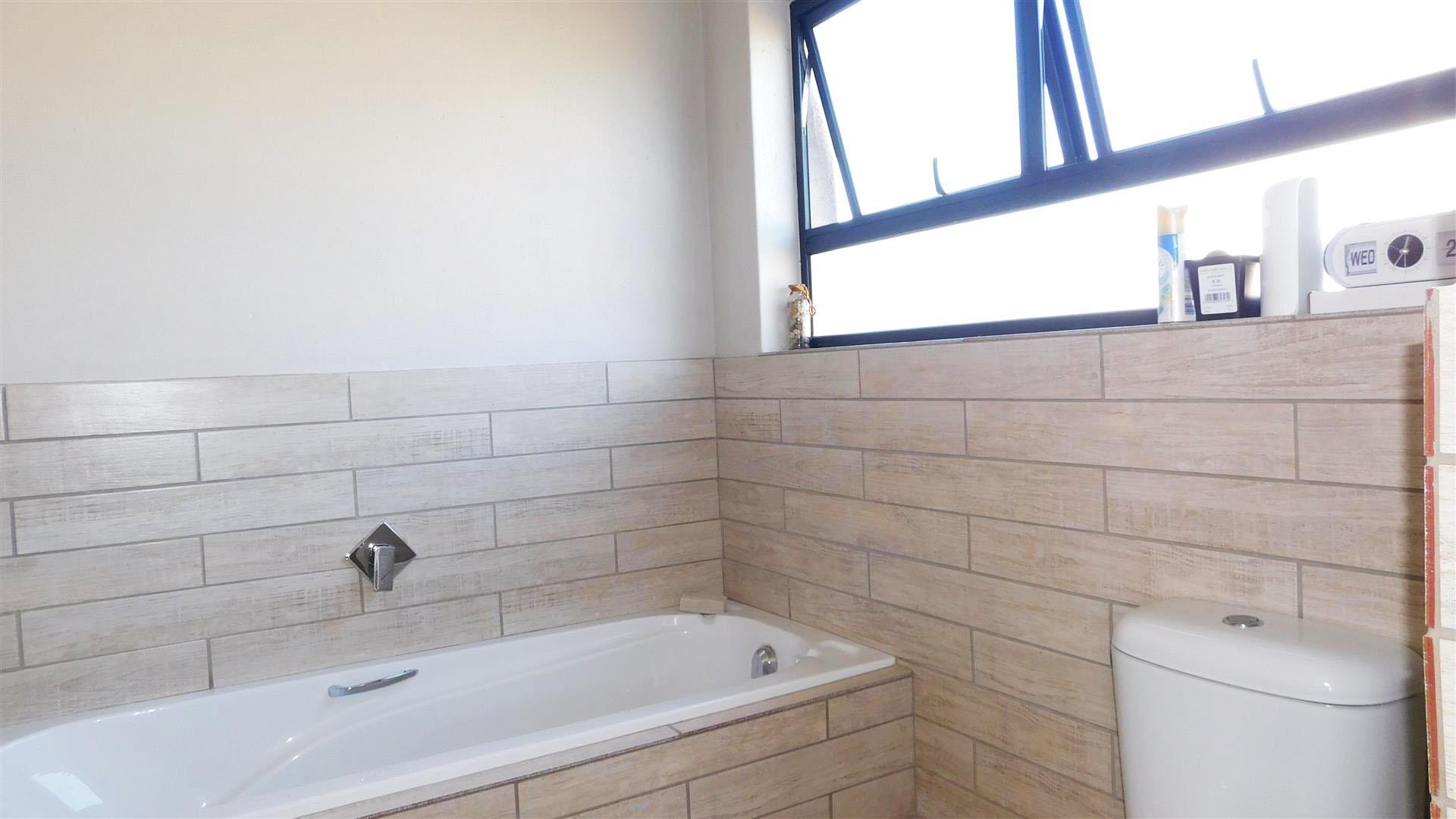 Main Bathroom - 8 square meters of property in Derdepoortpark