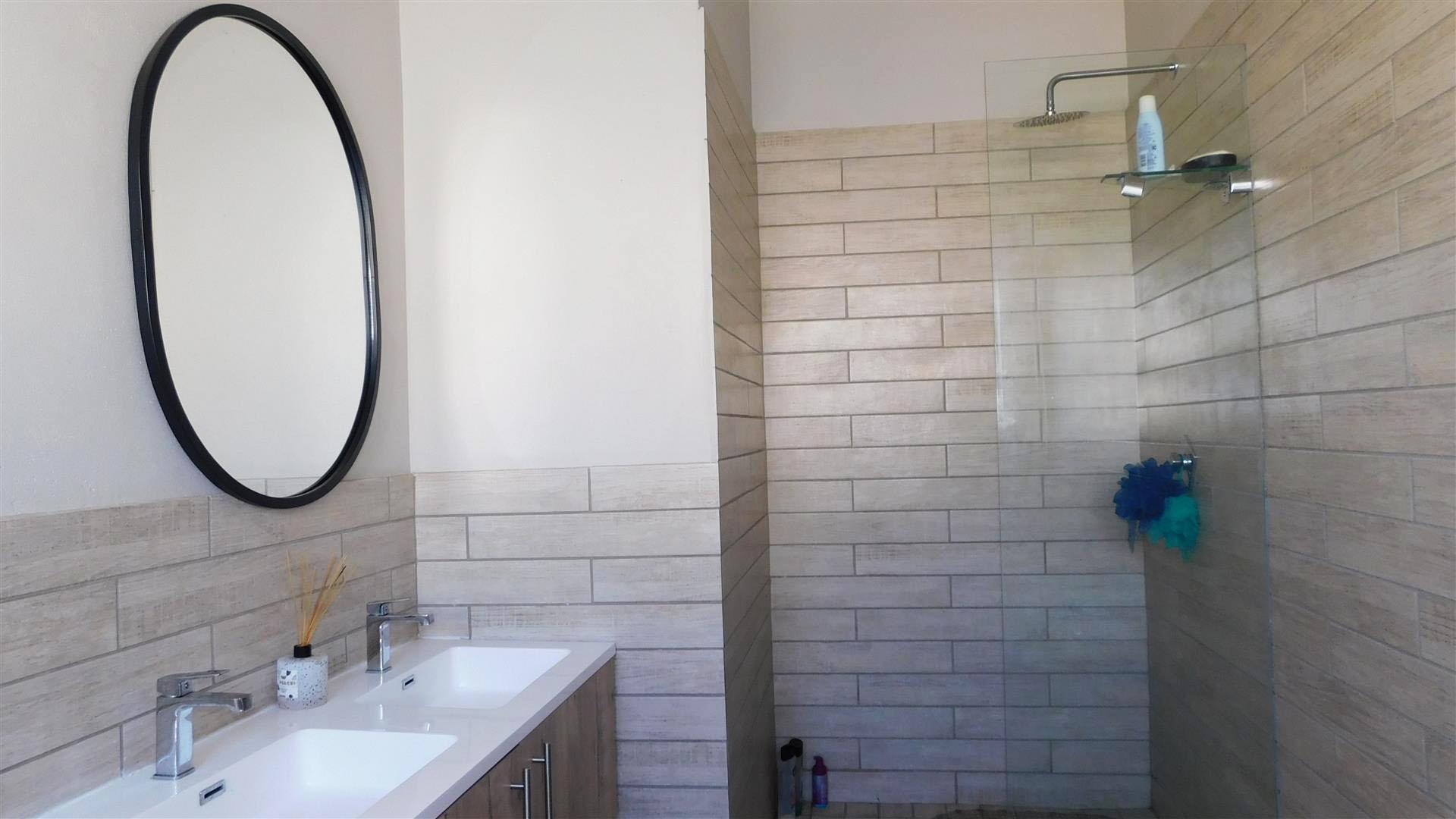 Main Bathroom - 8 square meters of property in Derdepoortpark