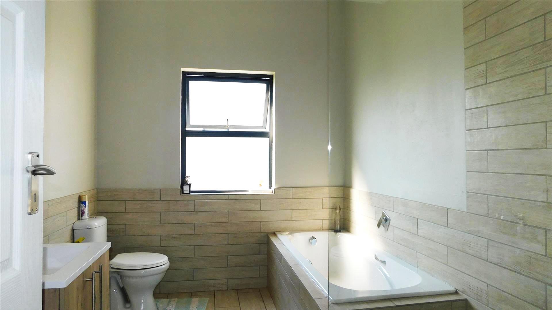 Bathroom 1 - 11 square meters of property in Derdepoortpark