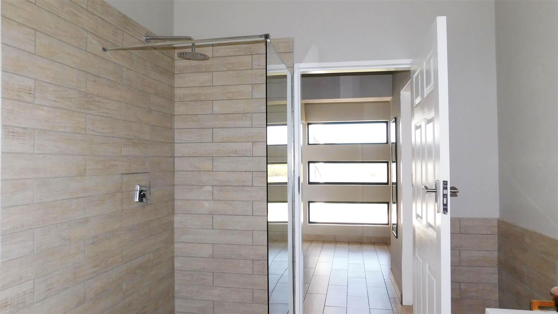 Bathroom 1 - 11 square meters of property in Derdepoortpark