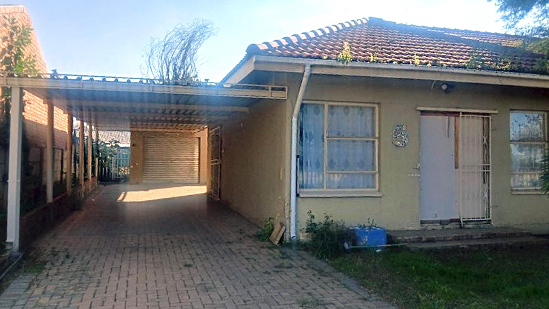 Carport  of property in Riebeeckstad