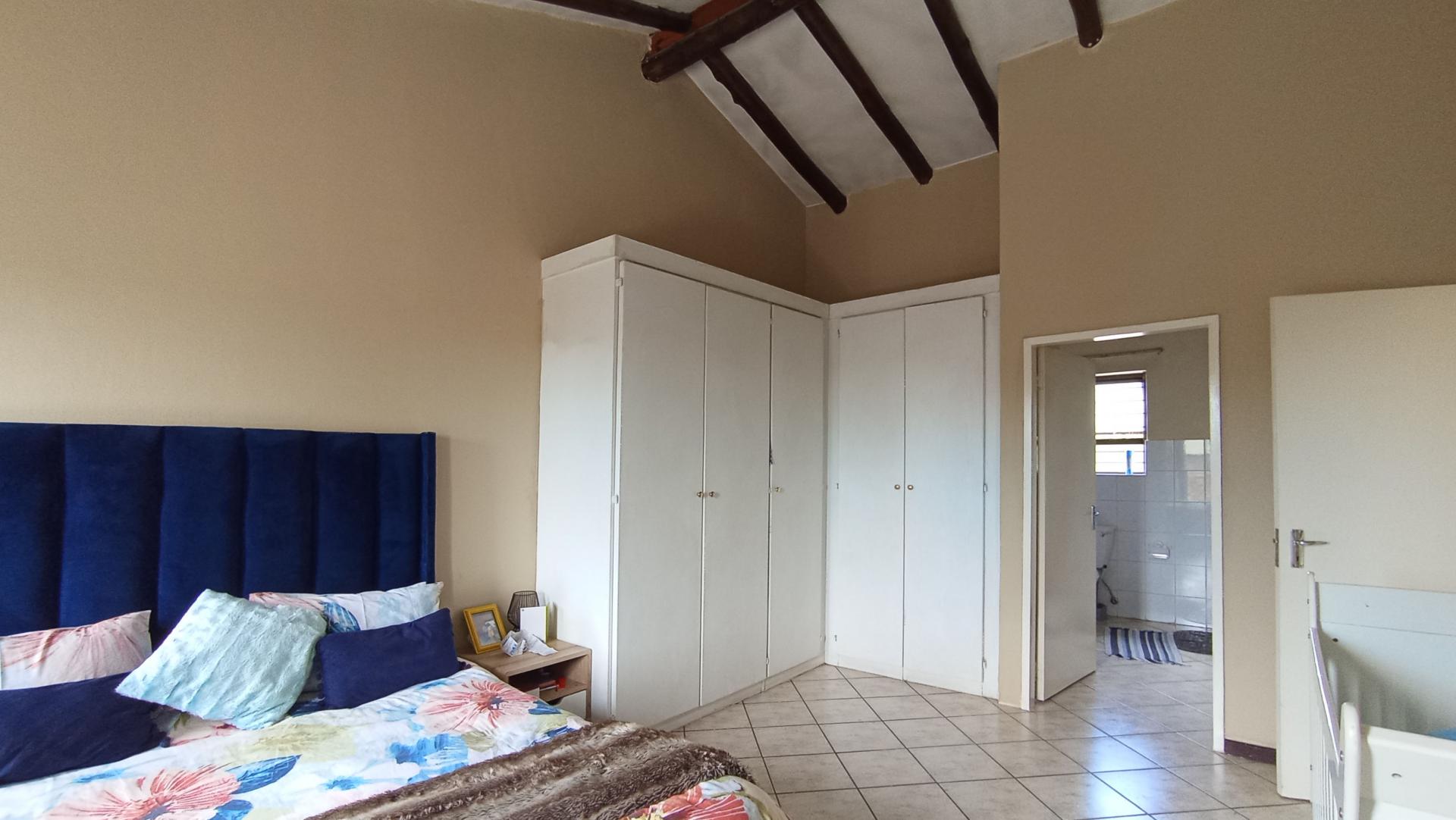 Main Bedroom - 31 square meters of property in Noordhang