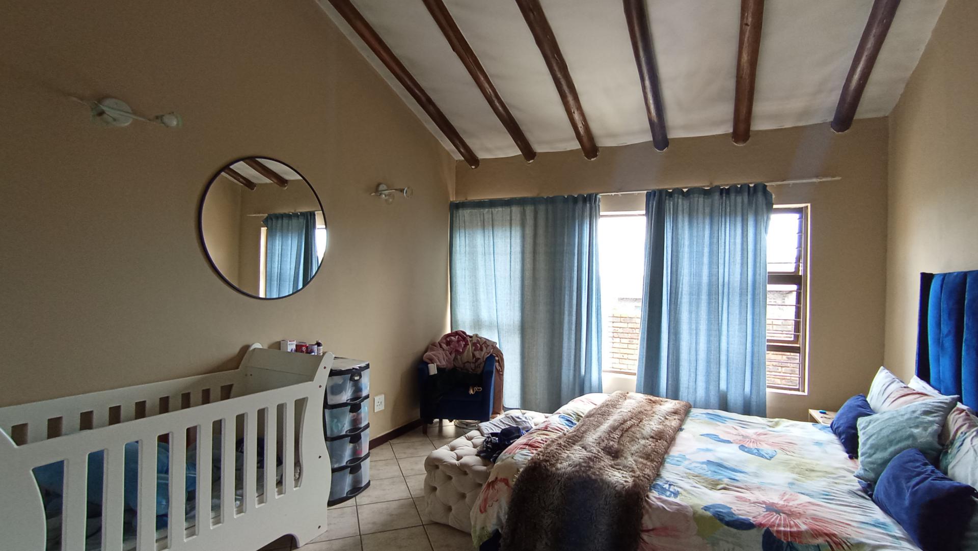 Main Bedroom - 31 square meters of property in Noordhang