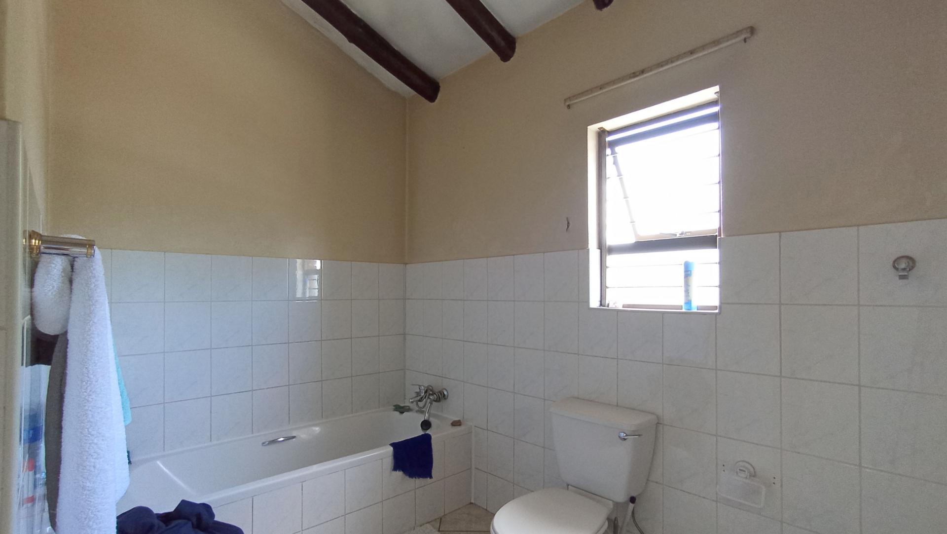Main Bathroom - 8 square meters of property in Noordhang
