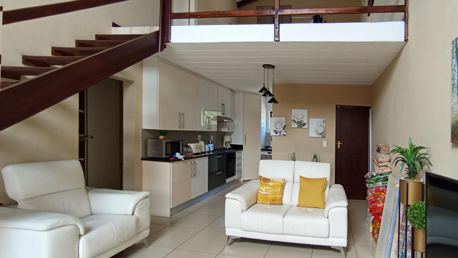 Lounges - 14 square meters of property in Noordhang