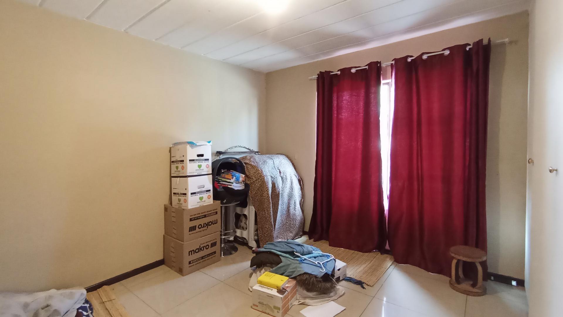 Bed Room 2 - 14 square meters of property in Noordhang