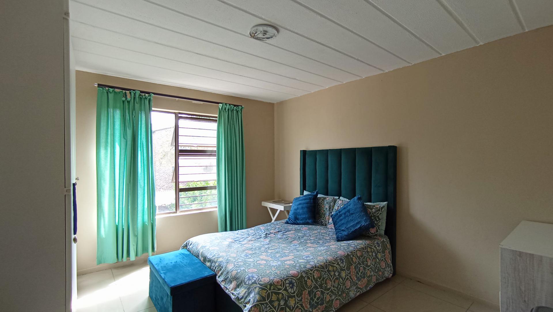 Bed Room 1 - 15 square meters of property in Noordhang