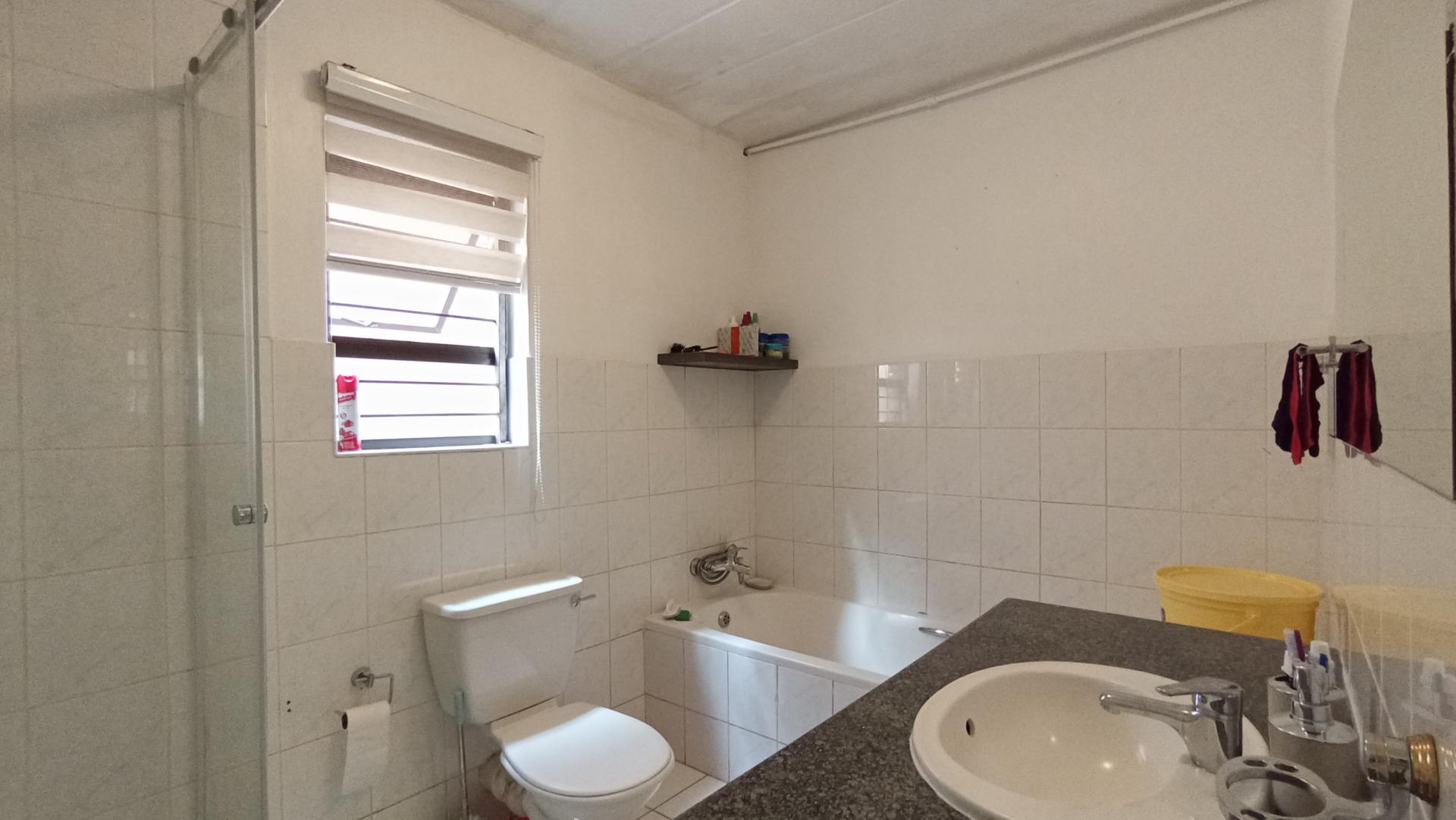 Bathroom 1 - 7 square meters of property in Noordhang