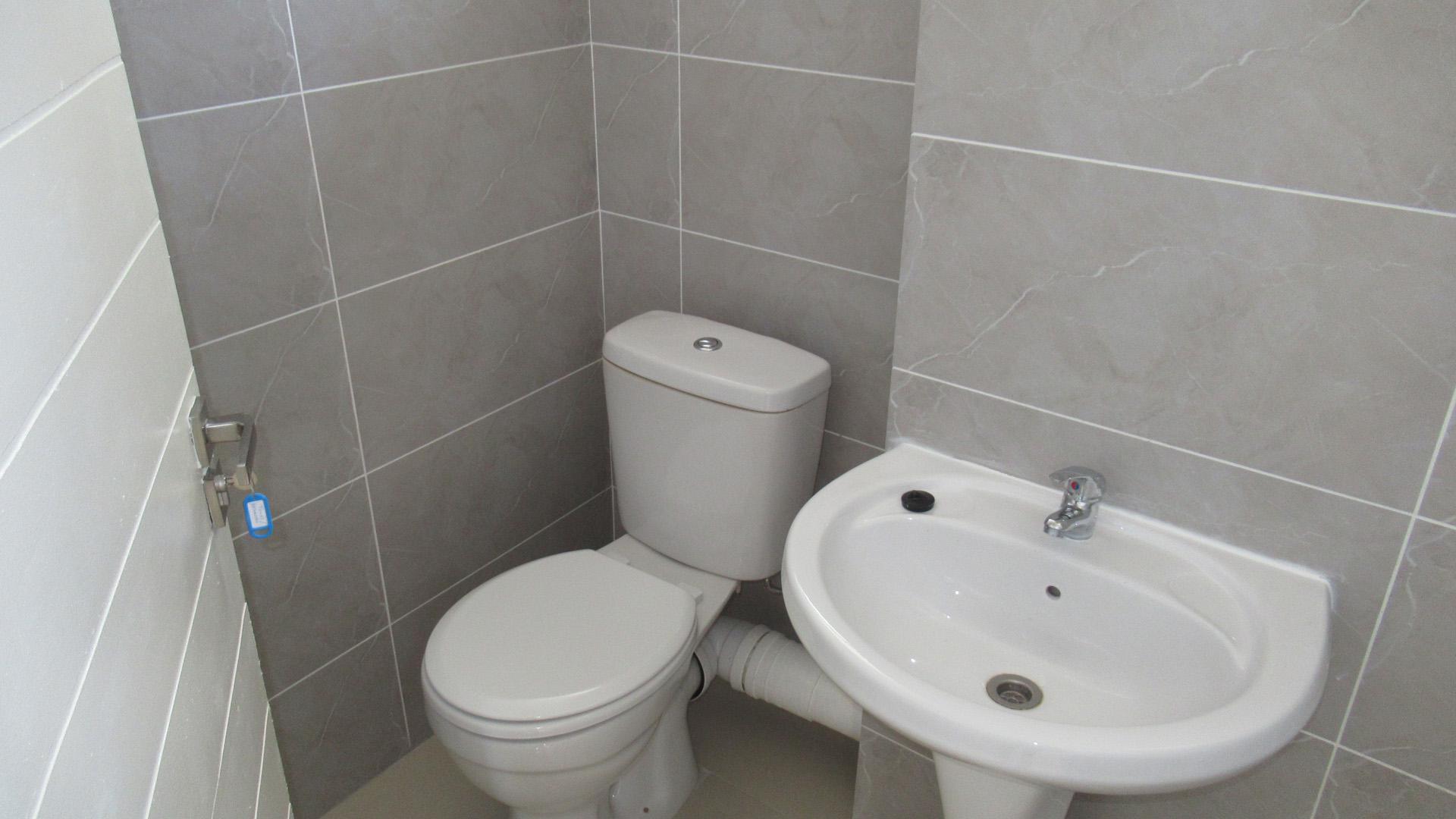 Bathroom 1 - 4 square meters of property in Windermere