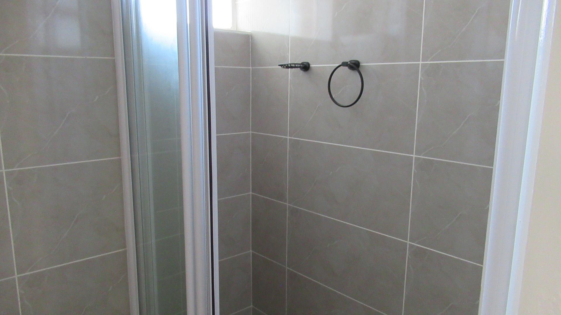 Bathroom 1 - 4 square meters of property in Windermere