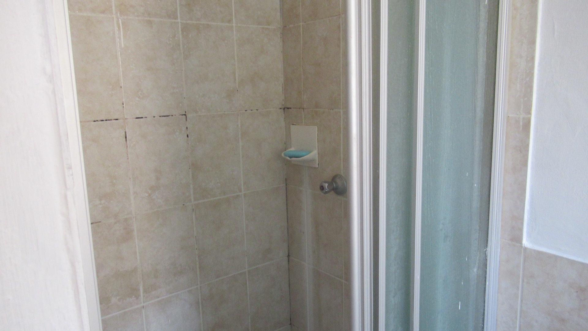 Main Bathroom - 4 square meters of property in Wilgeheuwel 