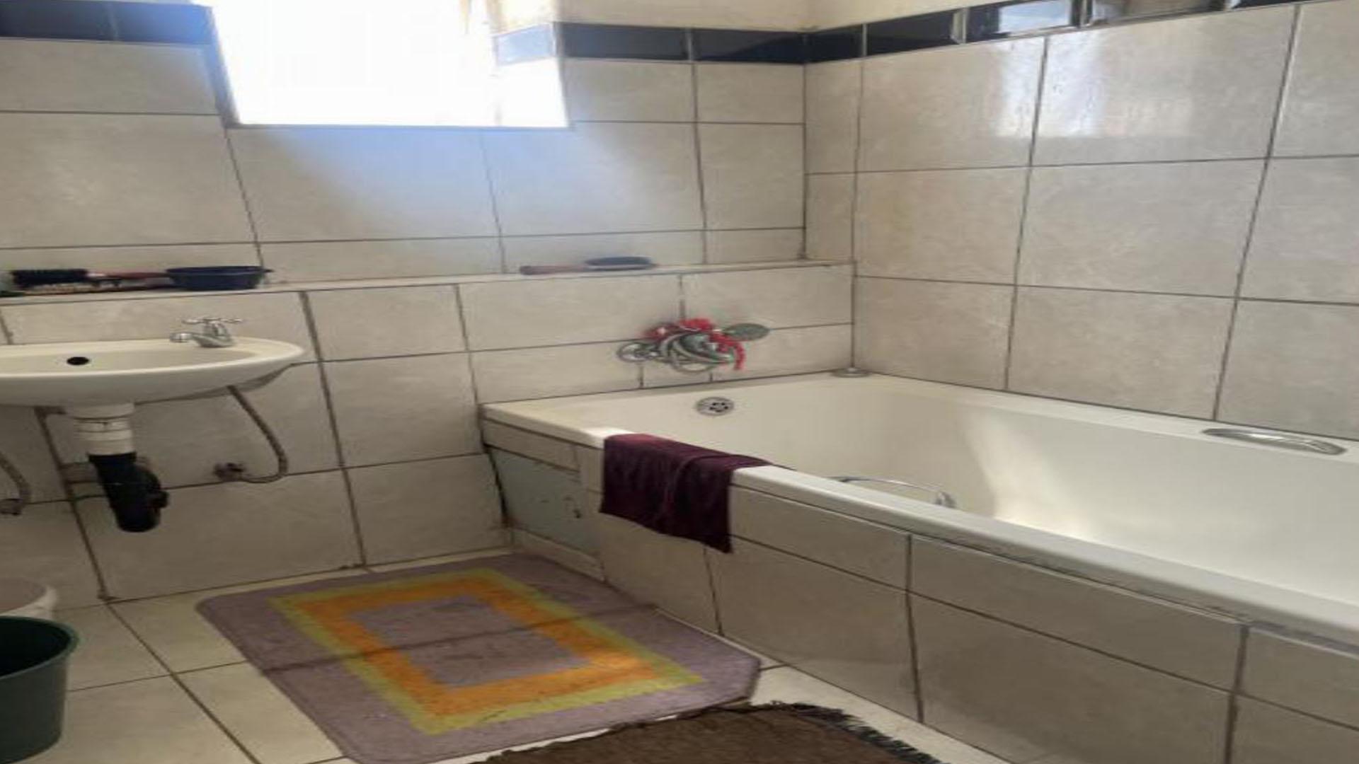 Bathroom 1 of property in Pretoria Central