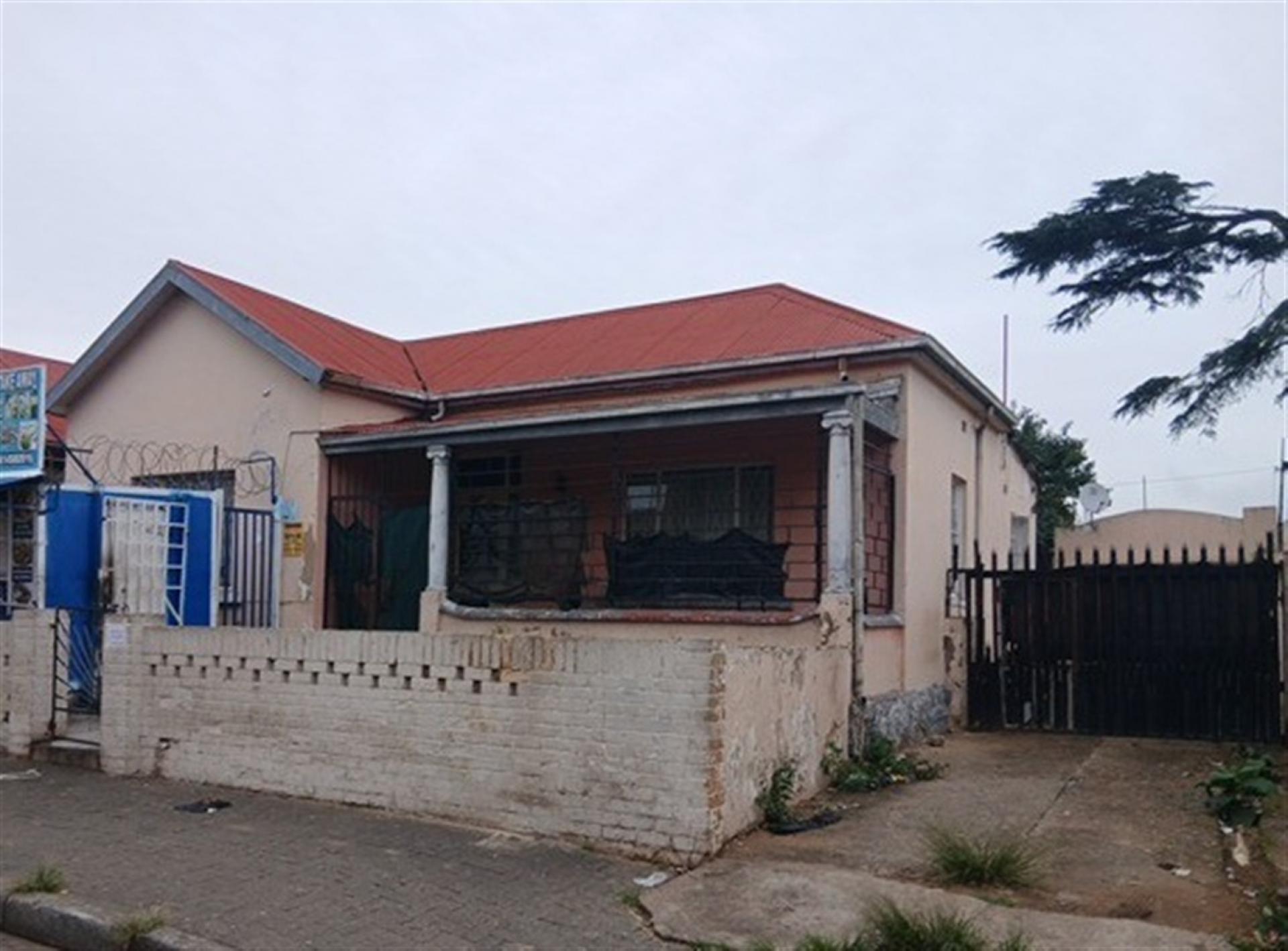 Front View of property in La Rochelle - JHB