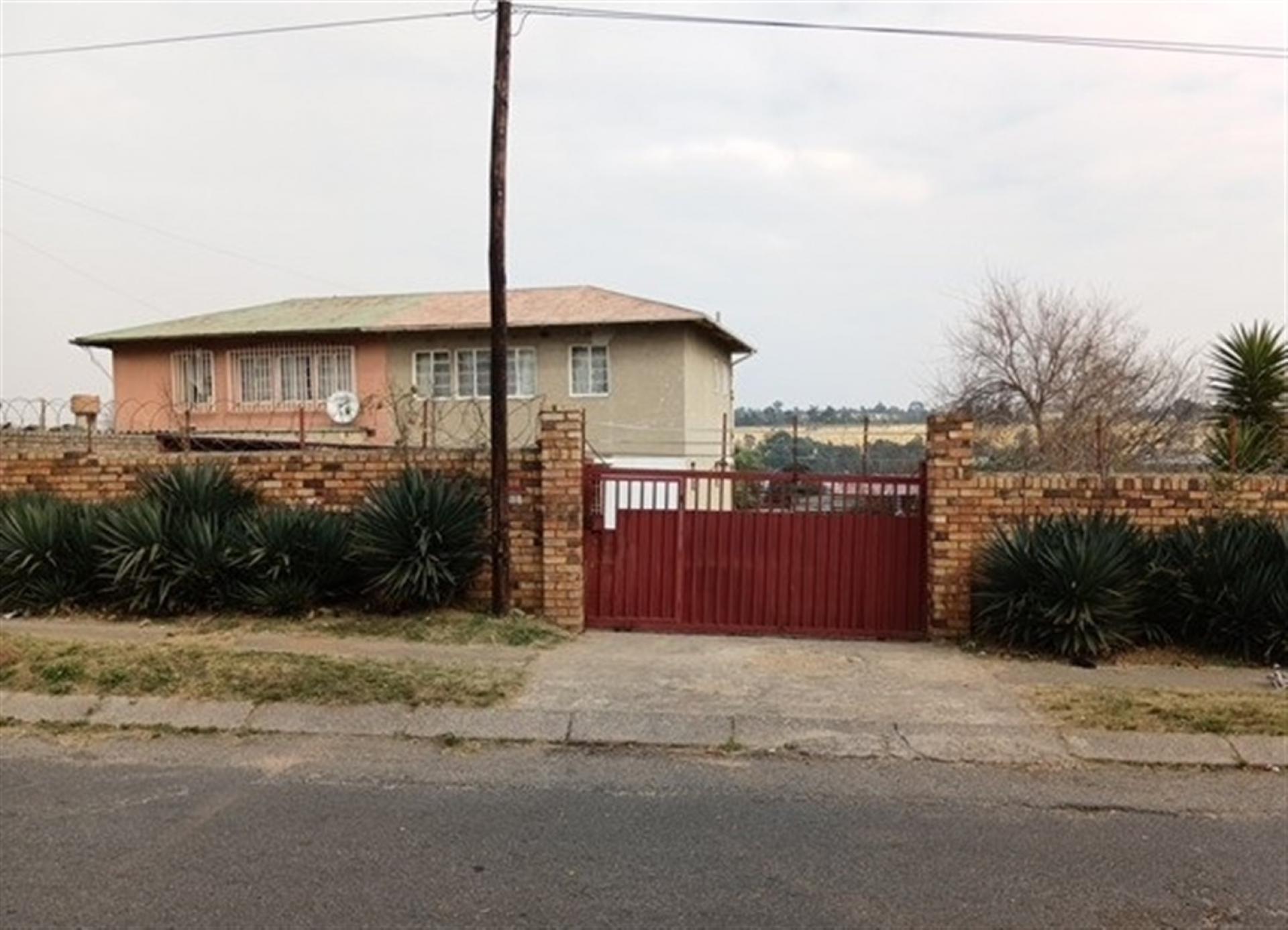 Front View of property in Lindbergh Park