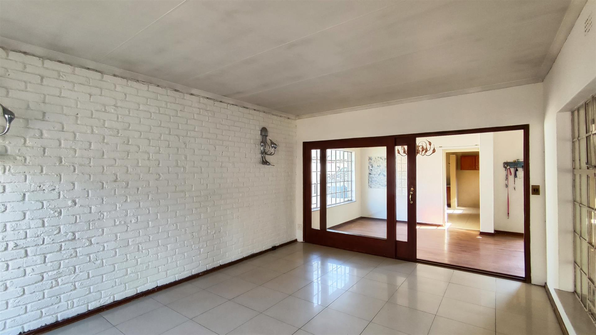 Lounges - 24 square meters of property in Glen Marais