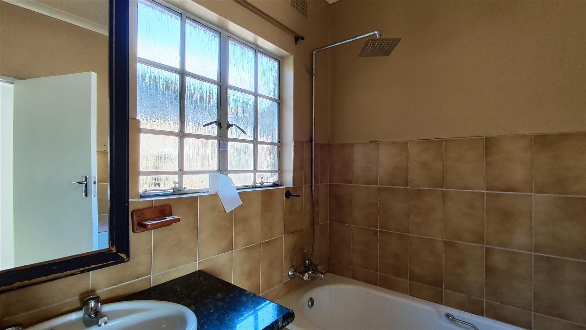Bathroom 1 - 6 square meters of property in Glen Marais