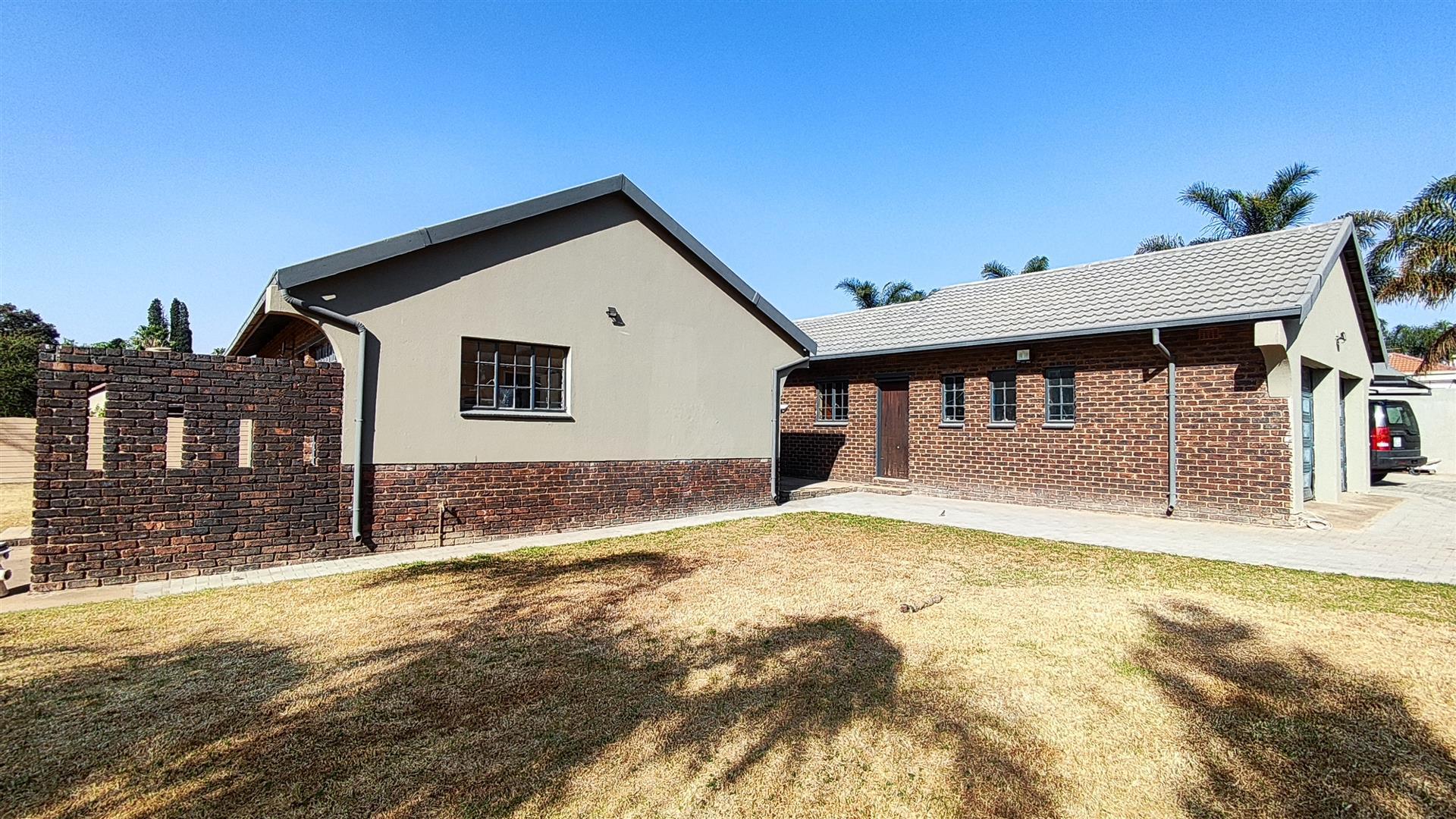 Front View of property in Glen Marais