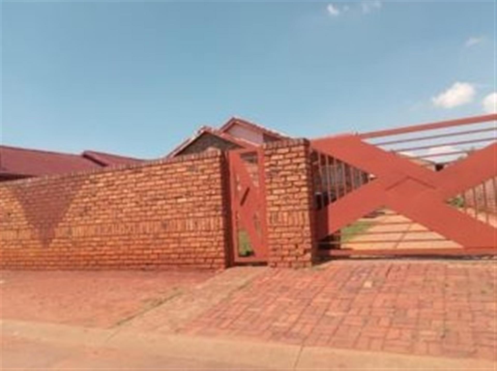 Front View of property in Spruitview