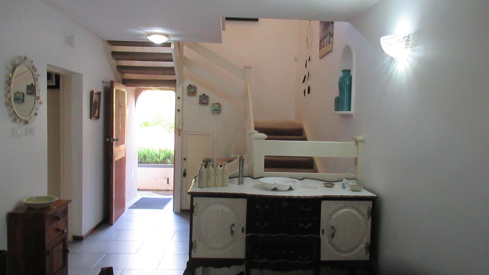 Lounges - 34 square meters of property in Amanzimtoti 