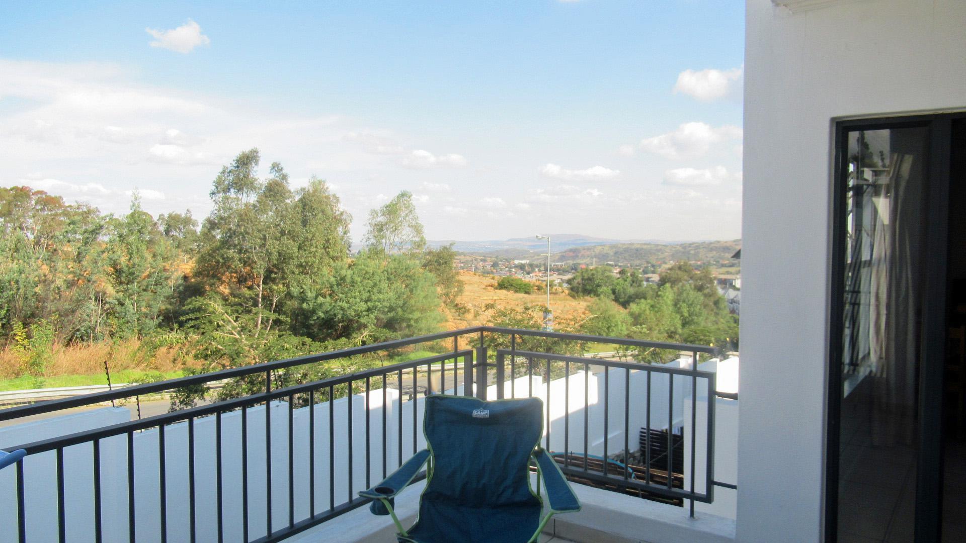 Balcony - 12 square meters of property in Oakdene