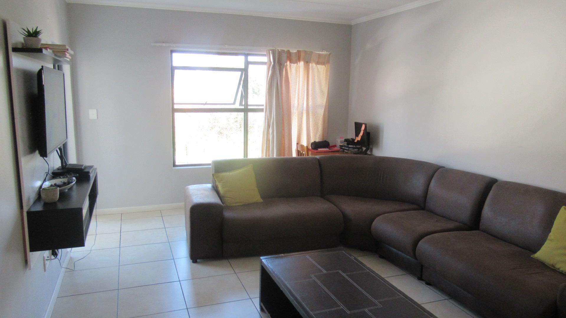 Lounges - 19 square meters of property in Oakdene