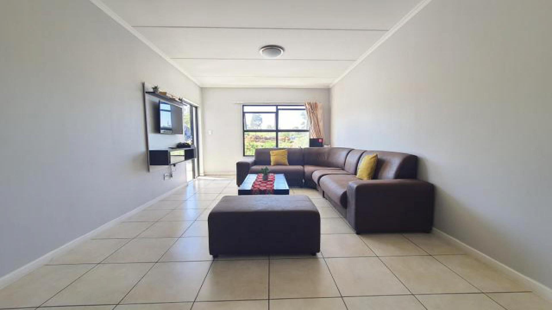 Lounges - 19 square meters of property in Oakdene