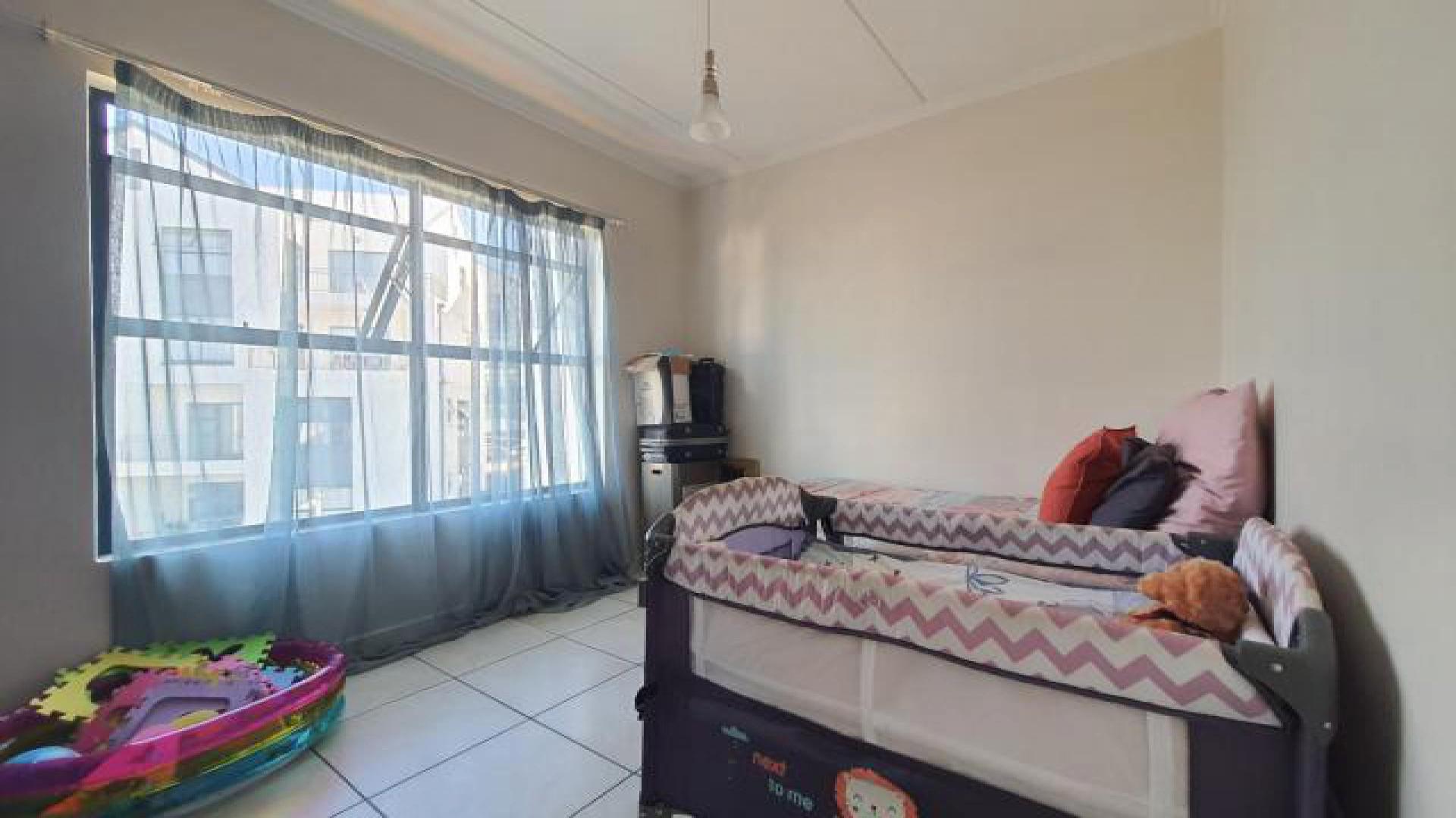Bed Room 1 - 12 square meters of property in Oakdene