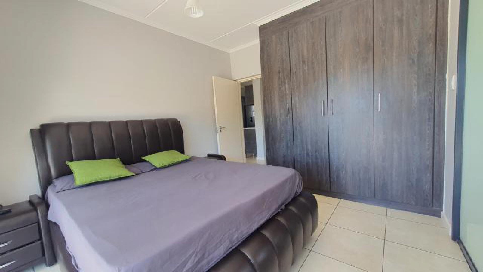 Main Bedroom - 11 square meters of property in Oakdene