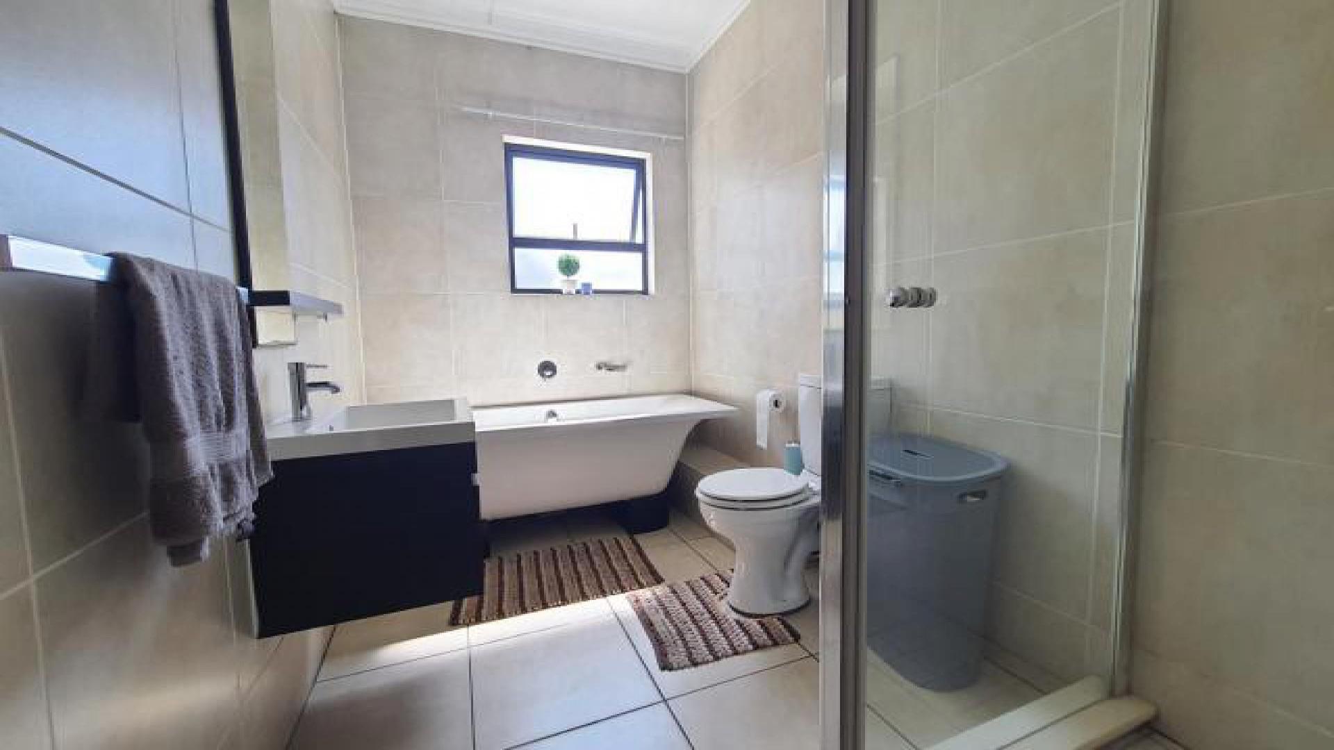 Bathroom 1 - 7 square meters of property in Oakdene