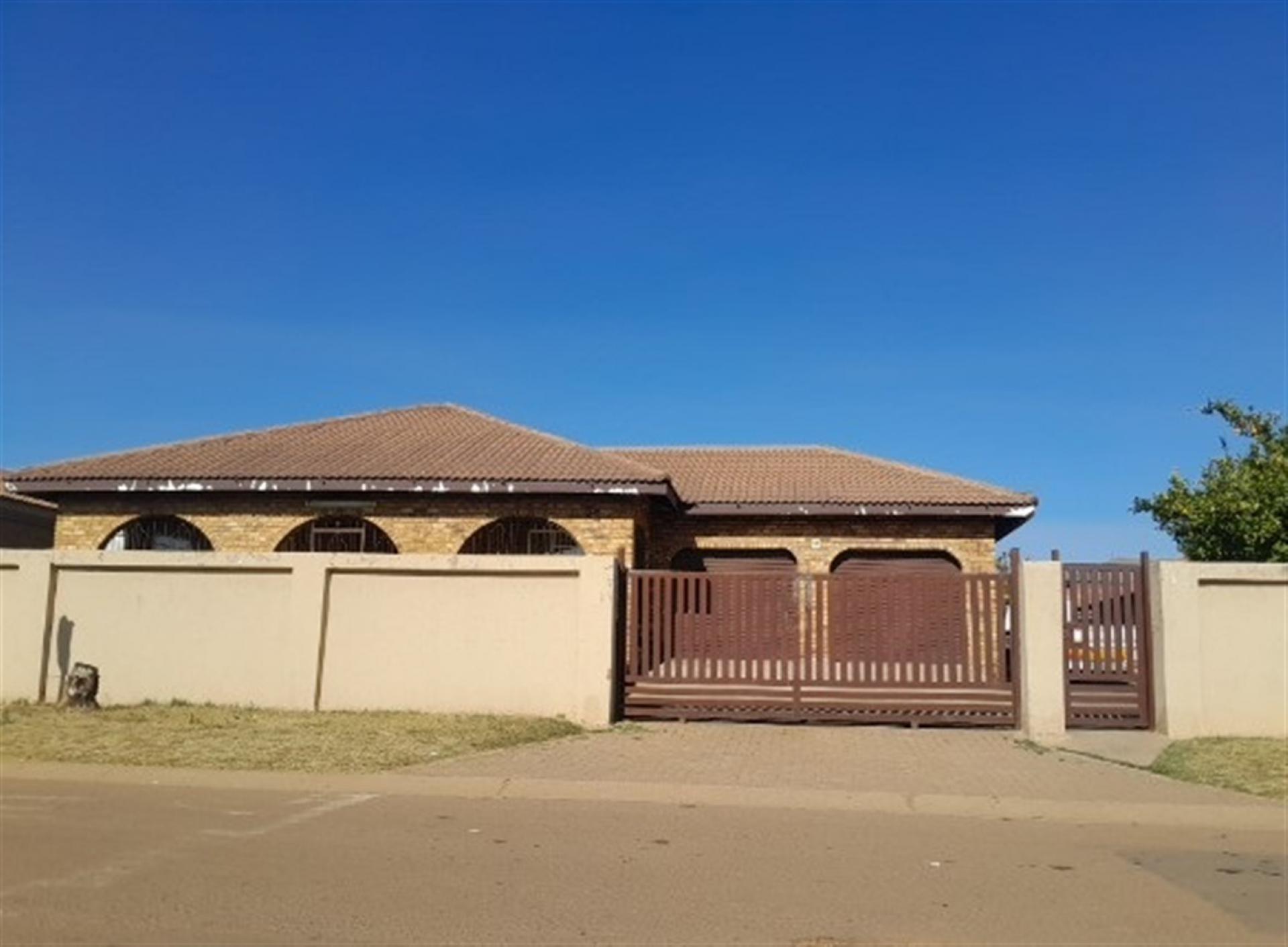 Front View of property in Pine Ridge