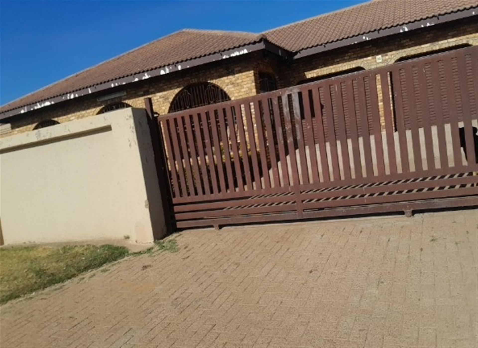 Front View of property in Pine Ridge
