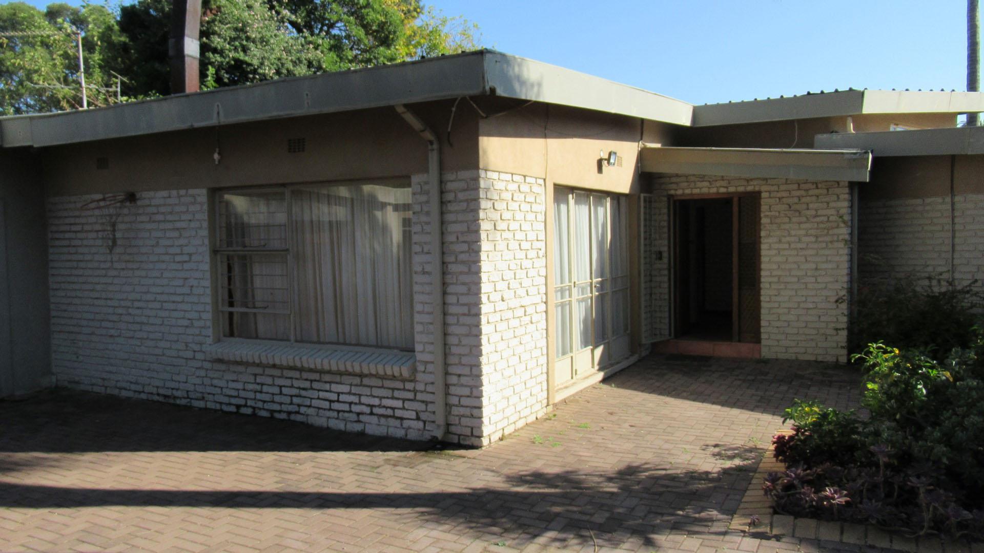 Front View of property in Glen Marais