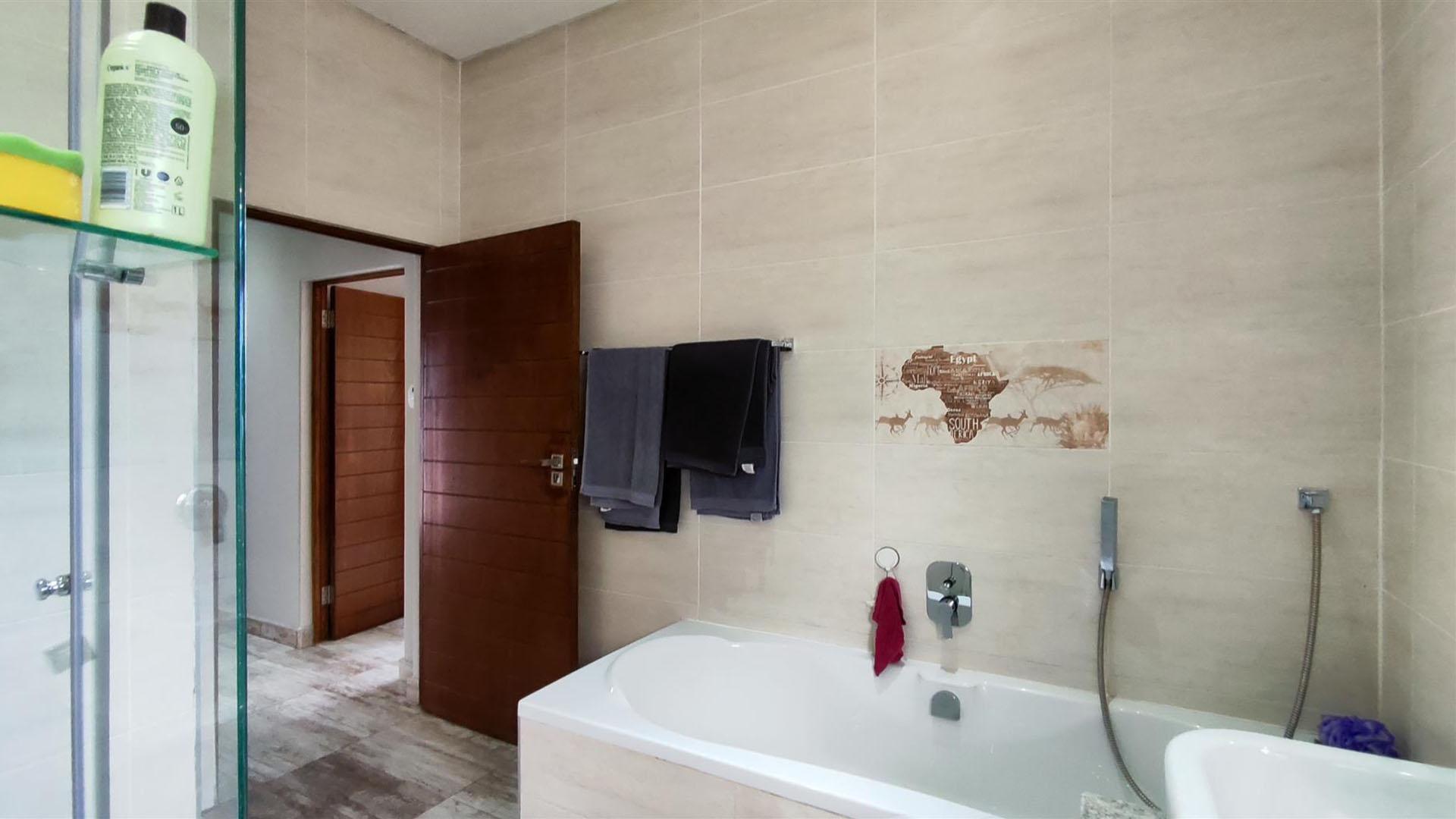 Bathroom 1 - 8 square meters of property in Beyers Park