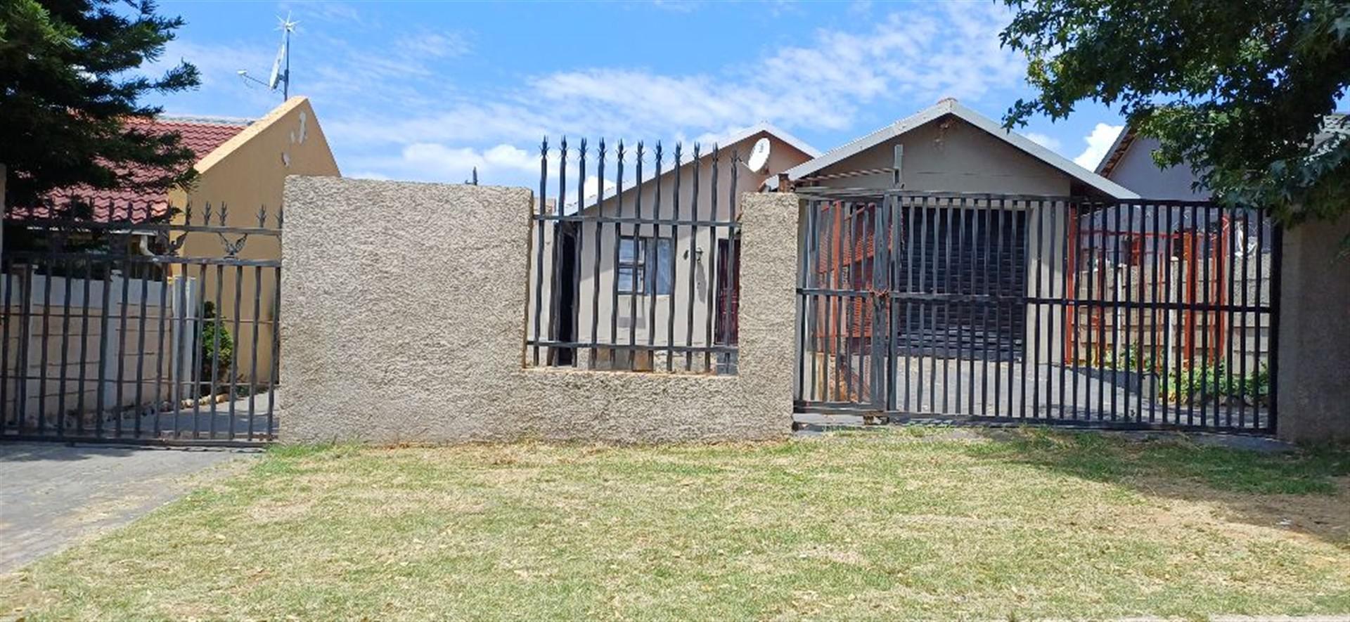 Front View of property in Tulisa Park