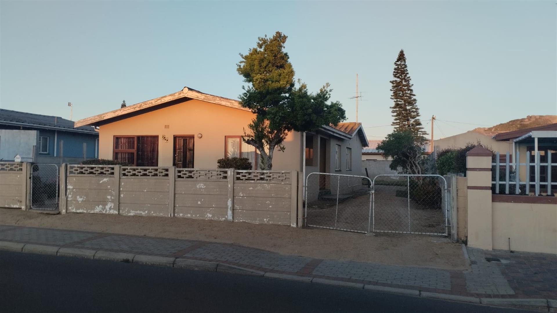 Front View of property in White City