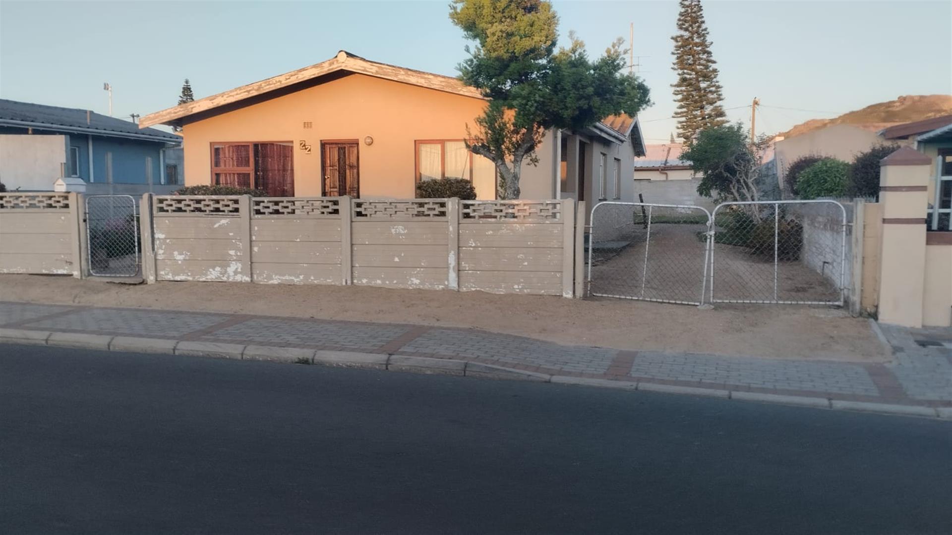 Front View of property in White City