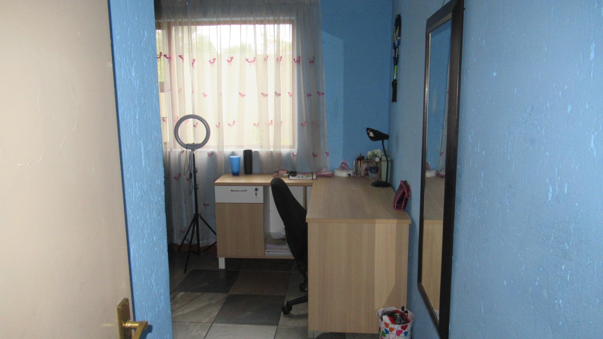 Bed Room 2 - 14 square meters of property in Sharonlea
